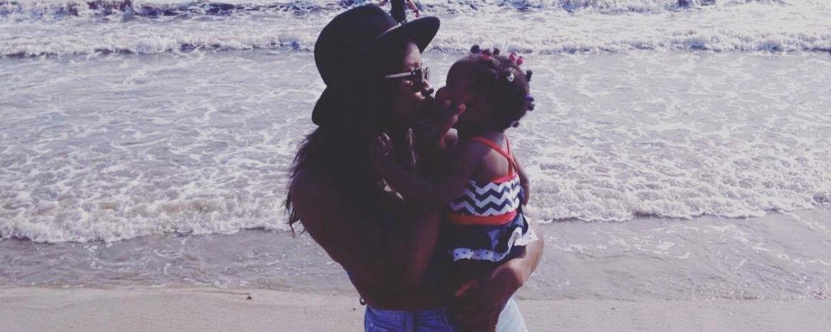 bébé et maman à la plage