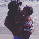 bébé et maman à la plage