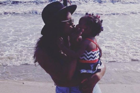 bébé et maman à la plage