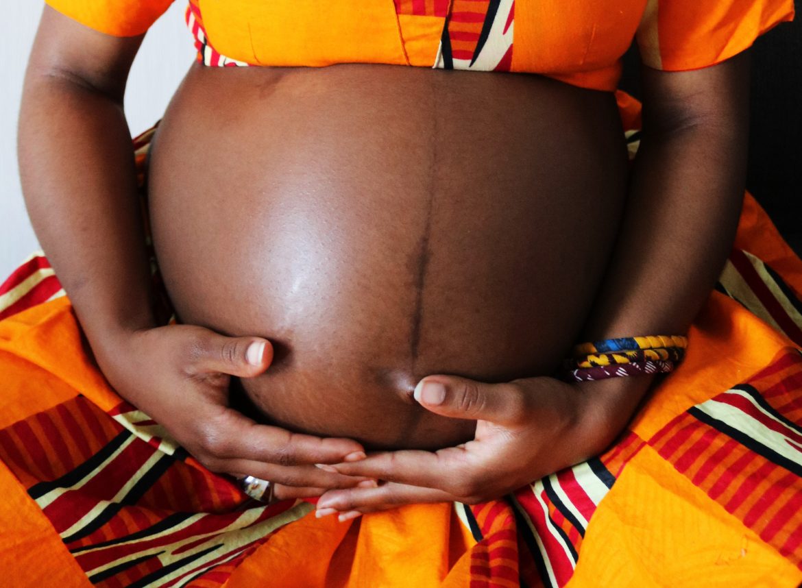 femme peau noire enceinte