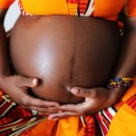femme peau noire enceinte