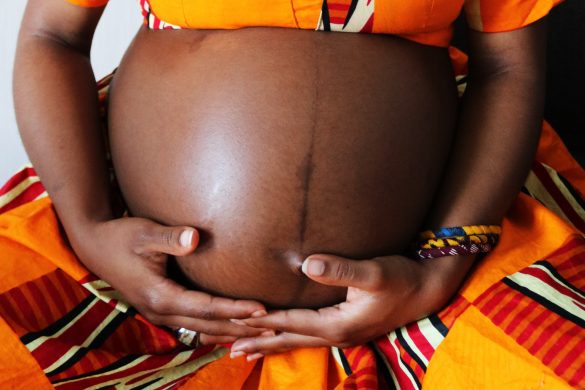 femme peau noire enceinte